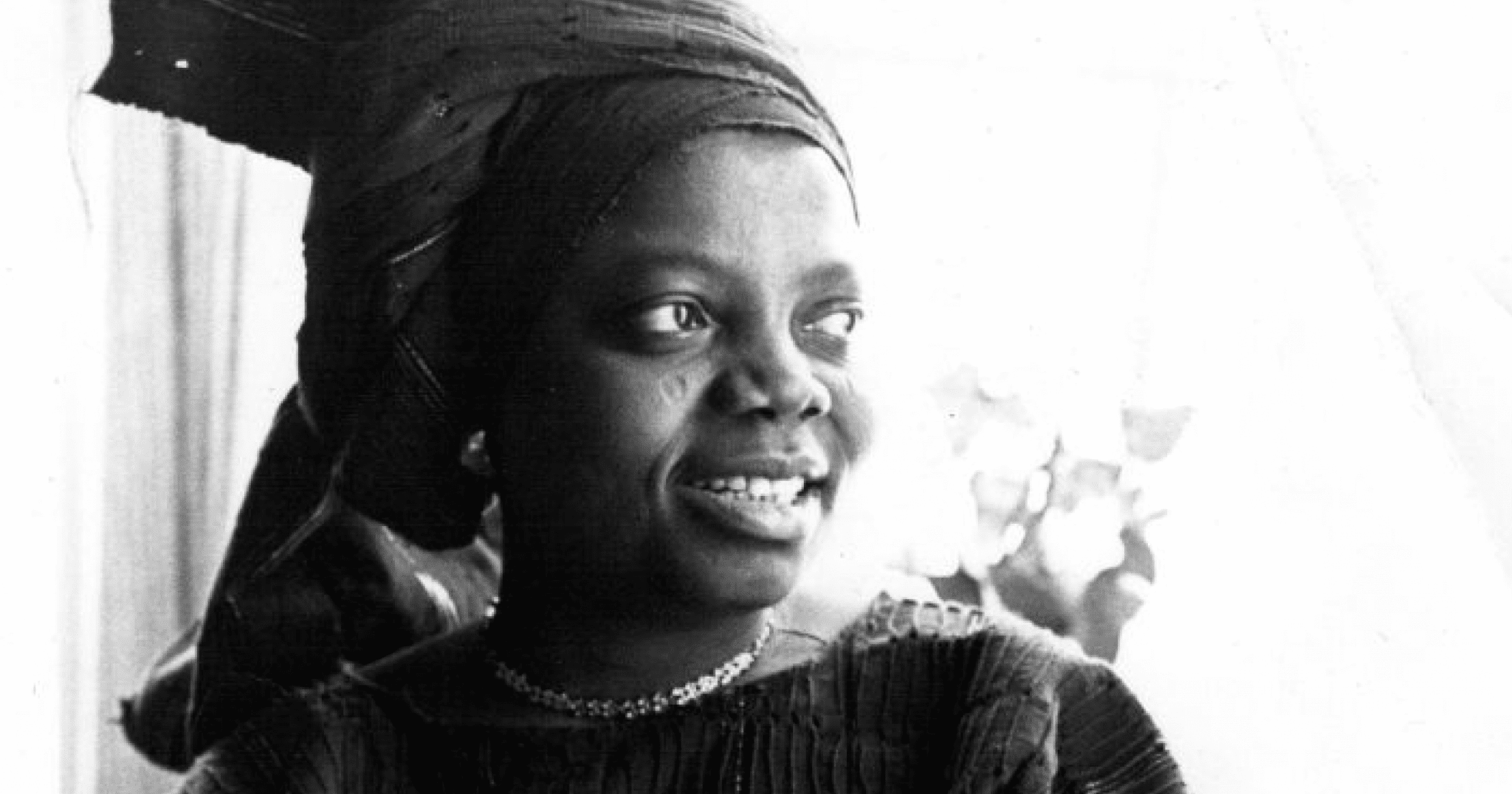Quem foi Buchi Emecheta, a influente escritora nigeriana recém-lançada no Brasil