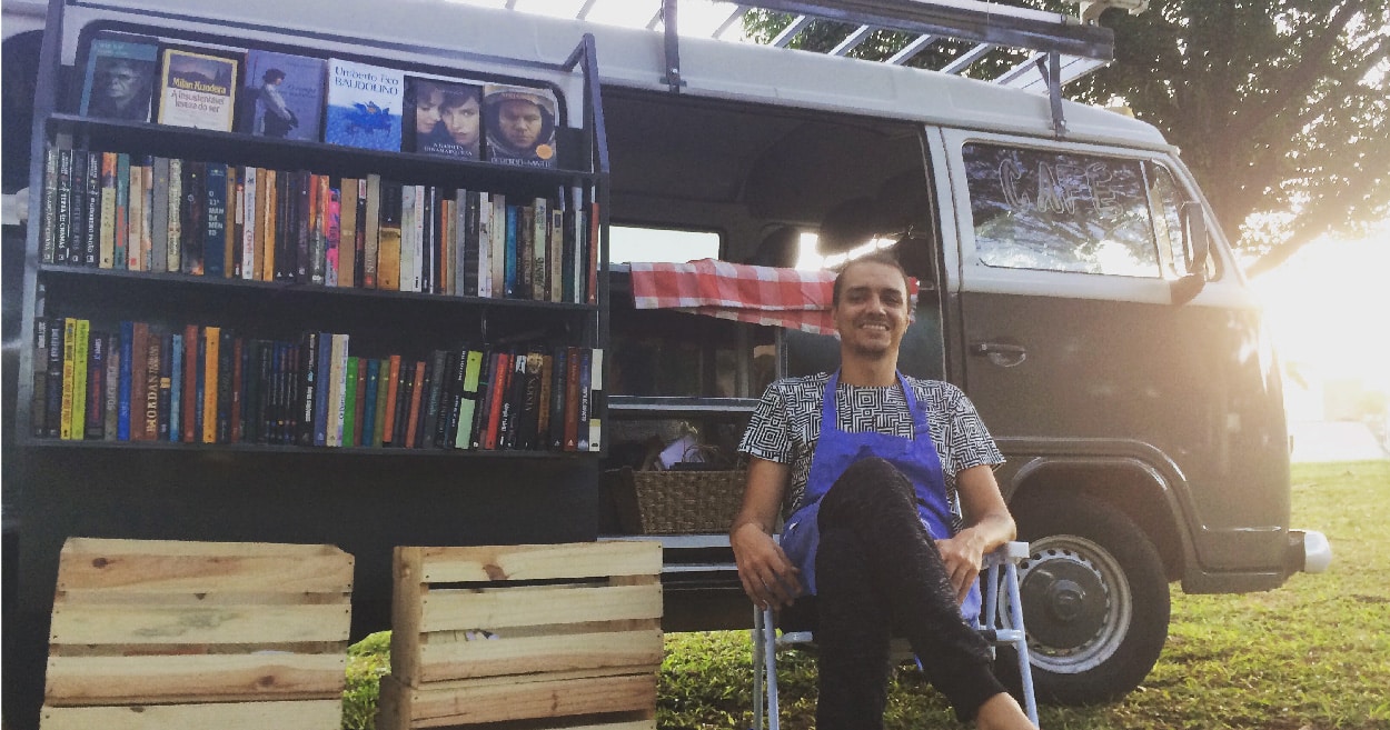 Este cearense colocou seus livros numa Kombi e realizou o sonho de ter uma livraria