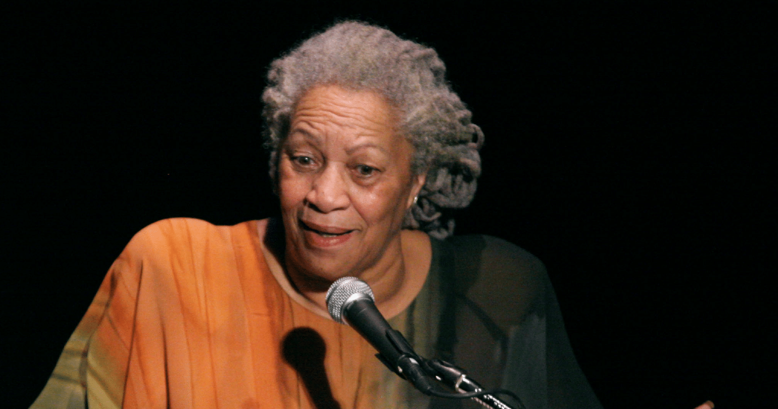 Quem foi Toni Morrison, a primeira escritora negra a ganhar o Nobel