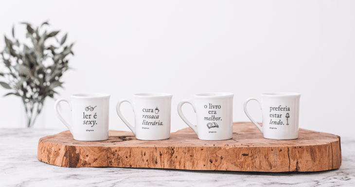 Assine e receba uma caneca literária surpresa na sua caixinha de abril!